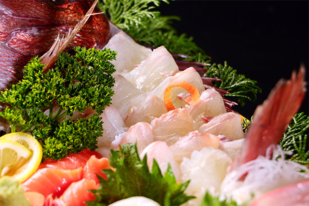 四季の料理で日本海の新鮮な食材を味わう